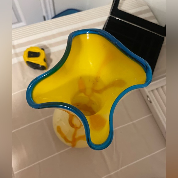 Vintage yellow with blue ruffle cased glass w/applied coloured - Picture 5 of 8
